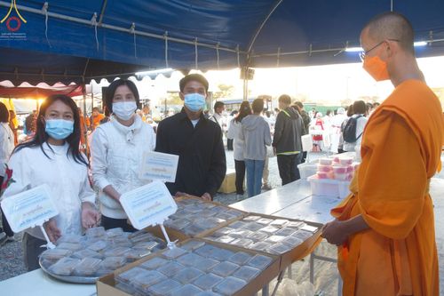 ภาพ No.74926:พิธีถวายภัตตาหารเป็นสังฆทาน แด่คณะพระธรรมยาตราฯ ในโครงการธรรมยาตรากตัญญูบูชา มหาปูชนียาจารย์ พระมงคลเทพมุนี(สด จนฺทสโร) พระผู้ปราบมาร อนุสรณ์สถาน 7 แห่ง ปีที่ 11 วันที่ 29 มกราคม พ.ศ. 2566