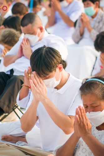 ภาพ No.71851:พิธีจุดประทีปถวายเป็นพุทธบูชา และบูชาธรรมมหาปูชนียาจารย์ ในโครงการธรรมยาตรากตัญญูบูชา มหาปูชนียาจารย์ พระมงคลเทพมุนี(สด จนฺทสโร) พระผู้ปราบมาร ปีที่ 11 ณ อนุสรณ์สถานลำดับที่ 3 สถานที่เกิดใหม่ในเพศสมณะ วัดสองพี่น้อง อ.สองพี่น้อง จ.สุพรรณบุรี วันที่ 17 มกร