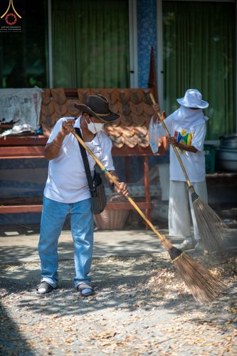 ภาพ No.71556:พระธรรมยาตรา ปฏิบัติศาสนกิจ ทำนุบำรุงศาสนสถาน, ปฏิบัติธรรม ร่วมกับชุมชน,นักเรียนเด็กดีวีสตาร์ และร่วมพิธีทอดผ้าป่าบำรุงศาสนสถาน ในโครงการธรรมยาตรากตัญญูบูชา มหาปูชนียาจารย์ พระมงคลเทพมุนี(สด จนฺทสโร) พระผู้ปราบมาร อนุสรณ์สถาน 7 แห่ง ปีที่ 11 ณ วัดสองพี่น
