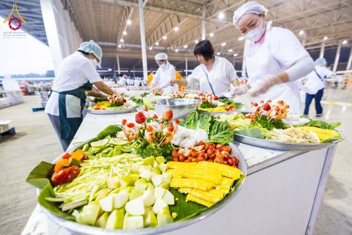 ภาพ No.121159:พิธีถวายภัตตาหารเป็นสังฆทาน แด่คณะพระธรรมยาตราฯ ในโครงการธรรมยาตรากตัญญูบูชา มหาปูชนียาจารย์ พระมงคลเทพมุนี(สด จนฺทสโร) พระผู้ปราบมาร อนุสรณ์สถาน 7 แห่ง ปีที่ 12 วันที่ 30 มกราคม พ.ศ. 2567 ณ สภาธรรมกายสากล วัดพระธรรมกาย