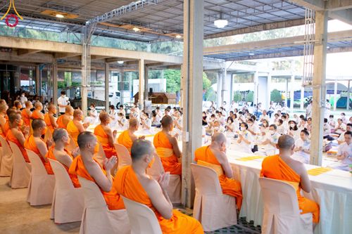 ภาพ No.106010:พิธีถวายภัตตาหารเป็นสังฆทาน แด่คณะพระธรรมยาตราฯ ในโครงการธรรมยาตรากตัญญูบูชา มหาปูชนียาจารย์ พระมงคลเทพมุนี(สด จนฺทสโร) พระผู้ปราบมาร อนุสรณ์สถาน 7 แห่ง ปีที่ 12 วันที่ 3 มกราคม พ.ศ. 2567 ณ อนุสรณ์สถานโลตัสแลนด์ จ.สุพรรณบุรี