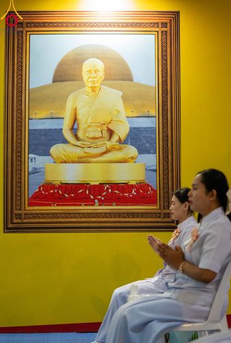 ภาพ No.90447:พิธีฉลองชัยสวดมนต์บทธัมมจักกัปปวัตตนสูตร 5,759,139,139 จบ เนื่องใน 139 ปี วันคล้ายวันเกิดด้วยรูปกายเนื้อ พระมงคลเทพมุนี (สด จนฺทสโร) พระผู้ปราบมาร วันอังคารที่ 10 ตุลาคม พ.ศ. 2566 ณ มหารัตนวิหารคด วัดพระธรรมกาย จ.ปทุมธานี