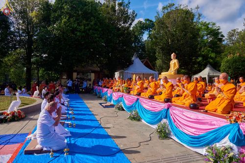 ภาพ No.68352:พิธีตักบาตร ณ พระมหาเจดีย์บรมพุทโธ ประเทศอินโดนีเซีย วันที่ 18 ธันวาคม พ.ศ. 2565