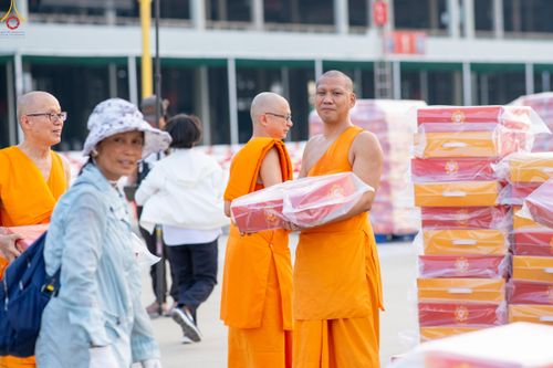 ภาพ No.322549:วันที่ 17 เมษายน พ.ศ.2569 การเรียงกล่องไทยธรรม เรียงน้ำดื่ม เรียงร่ม ณ ลานธรรมพระมหาธรรมกายเจดีย์ เพื่องานถวายมหาสังฆทาน 40,000 กว่าวัดทั่วประเทศ วันคุ้มครองโลก 22 เมษายน พ.ศ.2569 วัดพระธรรมกาย