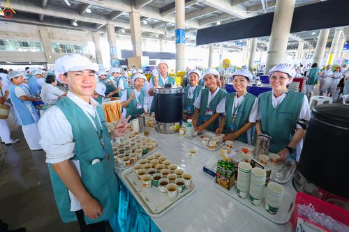 ภาพ No.323686:วันที่ 22 เมษายน พ.ศ.2569(วันคุ้มครองโลก) งานถวายมหาสังฆทาน 40,000 กว่าวัดทั่วประเทศ คณะสงฆ์ฉันภัตตาหารเพล