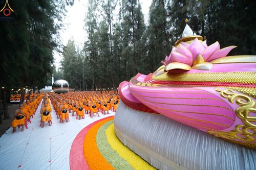 ภาพ No.69658:พิธีตักบาตรพระธรรมยาตราฯ ในโครงการธรรมยาตรากตัญญูบูชา มหาปูชนียาจารย์ พระมงคลเทพมุนี(สด จนฺทสโร) พระผู้ปราบมาร ปีที่ 11 ณ อนุสรณ์สถานลำดับที่ 1 สถานที่เกิดด้วยรูปกายเนื้อ อนุสรณ์สถานมหาวิหารพระมงคลเทพมุนี อ.สองพี่น้อง จ.สุพรรณบุรี