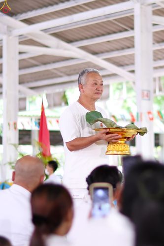 ภาพ No.338253:วันอาทิตย์ที่ 5 กรกฎาคม พศ.2569 พิธีตัดปอยผมธรรมทายาทนานาชาติ IDOP รุ่นที่ 21 จากประเทศจีน มาเลเซีย สิงคโปร์ และไต้หวัน ณ โถงช้าง วัดพระธรรมกาย
