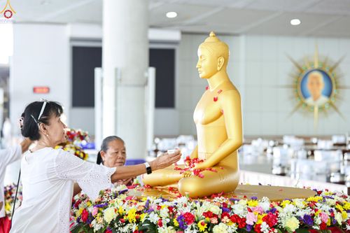 ภาพ No.322274:วันที่ 13 เมษายน พ.ศ.2569 สาธุชนสรงน้ำพระ เนื่องในวันสงกรานต์ ณ หอฉันคุณยายอาจารย์ วัดพระธรรมกาย