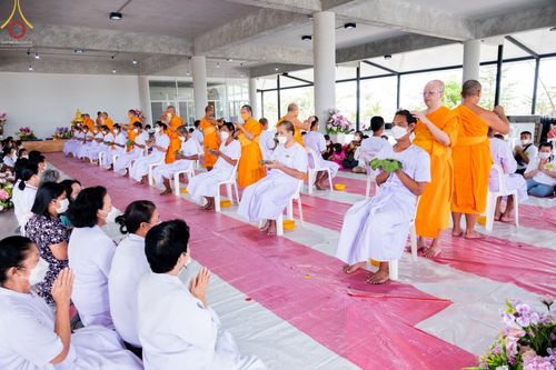 ภาพ No.65658:พิธีปลงผมและพิธีขอขมา มอบบาตรกับผ้าไตร ในโครงการอุปสมบทบูชาธรรม มหาปูชนียาจารย์ประจำปี 2565 ณ ศูนย์ปฎิบัติธรรมสมุทรปราการ(บางบ่อ)  วันอาทิตย์ที่ 20 พฤศจิกายน พ.ศ. 2565