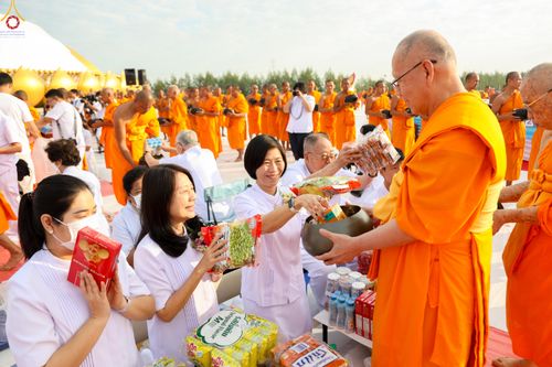 ภาพ No.302665:วันที่ 24 มกราคม พ.ศ. 2569 พิธีตักบาตรพระธรรมยาตรา(ภาพชุดที่ 2) ณ อนุสรณ์สถานลำดับที่ 5 สถานที่เผยแผ่วิชชาธรรมกายครั้งแรก อนุสรณ์สถานบางปลา วัดบางปลา อำเภอบางเลน จังหวัดนครปฐม ในโครงการธรรมยาตรา กตัญญูบูชา มหาปูชนียาจารย์ พระมงคลเทพมุนี(สด จนฺทสโร) พระผู