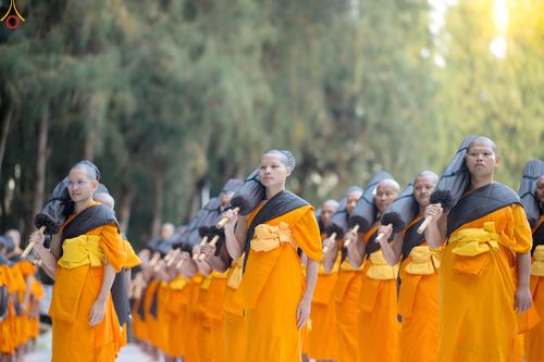 ภาพ No.288452:วันที่ 4 มกราคม พ.ศ. 2569 พระธรรมยาตราปฏิบัติธรรม และถ่ายภาพหมู่ประวัติศาสตร์ ในโครงการธรรมยาตรา กตัญญูบูชา มหาปูชนียาจารย์ พระมงคลเทพมุนี(สด จนฺทสโร) พระผู้ปราบมาร อนุสรณ์สถาน 7 แห่ง ปีที่ 14 ณ อนุสรณ์สถานมหาวิหารพระมงคลเทพมุนี (โลตัสแลนด์) อ.สองพี่น้อง