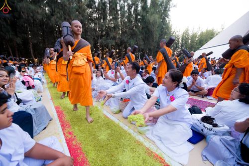 ภาพ No.287544:วันที่ 3 มกราคม พ.ศ. 2569 พิธีต้อนรับพระธรรมยาตรา ในโครงการธรรมยาตรา กตัญญูบูชา มหาปูชนียาจารย์ พระมงคลเทพมุนี(สด จนฺทสโร) พระผู้ปราบมาร อนุสรณ์สถาน 7 แห่ง ปีที่ 14 ณ อนุสรณ์สถานมหาวิหารพระมงคลเทพมุนี (โลตัสแลนด์) อ.สองพี่น้อง จ.สุพรรณบุรี