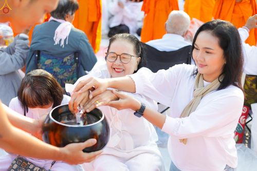 ภาพ No.292458:วันที่ 11 มกราคม พ.ศ. 2569 พิธีตักบาตรพระธรรมยาตรา ณ อนุสรณ์สถานคลองบางนางแท่น อ.สามพราน จ.นครปฐม ในโครงการธรรมยาตรา กตัญญูบูชา มหาปูชนียาจารย์ พระมงคลเทพมุนี(สด จนฺทสโร) พระผู้ปราบมาร อนุสรณ์สถาน 7 แห่ง ปีที่ 14