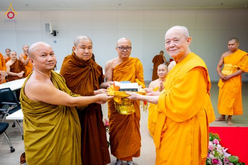 ภาพ No.323390:หลวงพ่อทัตตชีโว รองเจ้าอาวาสวัดพระธรรมกาย ถวายการต้อนรับปฏิสันถารคณะสงฆ์จากประเทศศรีลังกา