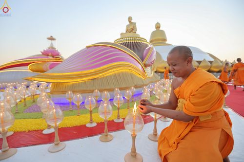 ภาพ No.302180:วันที่ 23 มกราคม พ.ศ. 2569 พิธีจุดประทีปธรรมถวายเป็นพุทธบูชา (ภาพชุดที่ 2) และบูชาธรรมมหาปูชนียาจารย์  ณ อนุสรณ์สถานลำดับที่ 5 สถานที่เผยแผ่วิชชาธรรมกายครั้งแรก อนุสรณ์สถานบางปลา วัดบางปลา อำเภอบางเลน จังหวัดนครปฐม ในโครงการธรรมยาตรา กตัญญูบูชา มหาปูชนีย