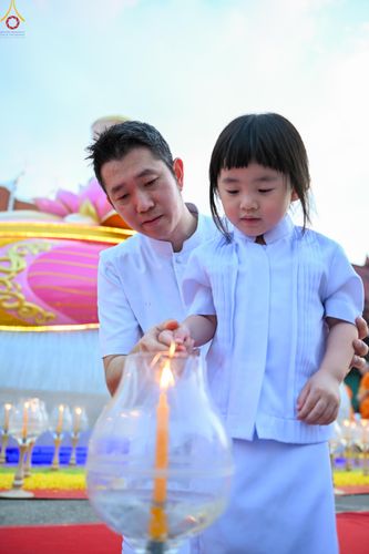 ภาพ No.297060:วันที่ 17 มกราคม พ.ศ. 2569 พิธีจุดประทีปถวายเป็นพุทธบูชา และบูชาธรรมมหาปูชนียาจารย์ (ภาพชุดที่ 2) ณ วัดโบสถ์บน ต.บางคูเวียง จ.นนทบุรี อนุสรณ์สถานลำดับที่ 4 สถานที่เกิดด้วยกายธรรม ในโครงการธรรมยาตรา กตัญญูบูชา มหาปูชนียาจารย์ พระมงคลเทพมุนี(สด จนฺทสโร) พร