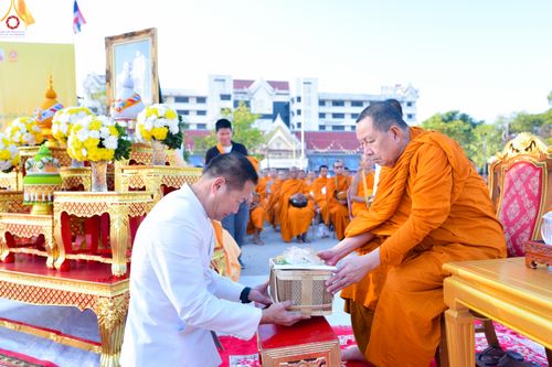 ภาพ No.280209:วันอังคารที่ ๓๐ ธันวาคม พ.ศ. ๒๕๖๘ พิธีตักบาตรพระ ๑,๐๖๙ รูป จังหวัดกาฬสินธุ์   ณ บริเวณสนามหน้าศาลากลาง จังหวัดกาฬสินธุ์ (หลังเก่า)