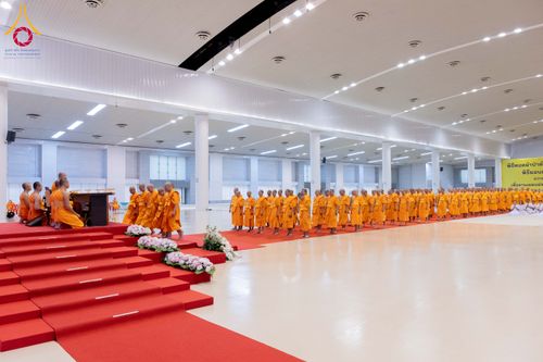 ภาพ No.284990:วันอาทิตย์ที่ 14 ธันวาคม พ.ศ.2568  พิธีปฏิบัติธรรม พิธีถวายภัตตาหารเป็นสังฆทาน พิธีมอบต้นสมบัติจักรพรรดิ ถวายแด่เจ้าอาวาสและประธานสงฆ์ 236 ศูนย์ส่งเสริมศีลธรรมทั่วโลก ณ สภาธรรมกายสากล วัดพระธรรมกาย