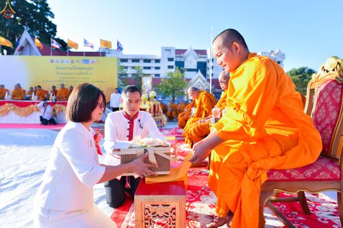 ภาพ No.280213:วันอังคารที่ ๓๐ ธันวาคม พ.ศ. ๒๕๖๘ พิธีตักบาตรพระ ๑,๐๖๙ รูป จังหวัดกาฬสินธุ์   ณ บริเวณสนามหน้าศาลากลาง จังหวัดกาฬสินธุ์ (หลังเก่า)