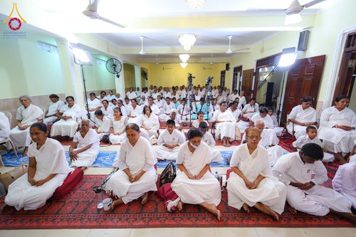 ภาพ No.317848:วันที่ 1 เมษายน พ.ศ. 2569 พิธีสวดธัมมจักกัปปวัตตนสูตรนานาชาติ ในวันพระใหญ่ ขึ้น 15 ค่ำ เดือน 5 (Poya Day)  ณ ศรีธรรมนันทะปิริเวนะ เเละ  วัดวิมลวิหาร นาวละ ประเทศศรีลังกา