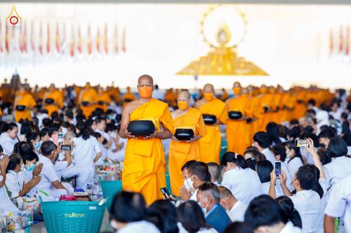 ภาพ No.76764:พิธีตักบาตรข้าวสารอาหารแห้ง  ณ บ้านแก้วเรือนทองคุณยายฯ สภาธรรมกายสากล  วัดพระธรรมกาย จ.ปทุมธานี  ในวันอาทิตย์ต้นเดือนที่ 6 มีนาคม พ.ศ. 2566