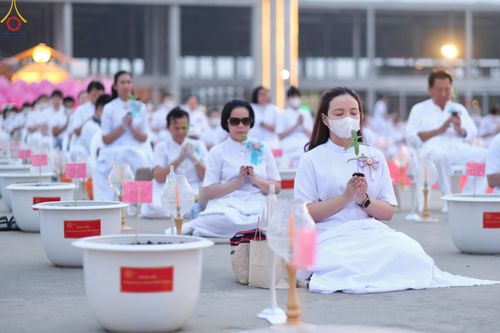 ภาพ No.90162:พิธีปลูกทรัพย์บานชื่น  เนื่องใน 139 ปี วันคล้ายวันเกิดด้วยรูปกายเนื้อ พระมงคลเทพมุนี (สด จนฺทสโร) พระผู้ปราบมาร วันอังคารที่ 10 ตุลาคม พ.ศ. 2566 ณ วัดพระธรรมกาย จ.ปทุมธานี