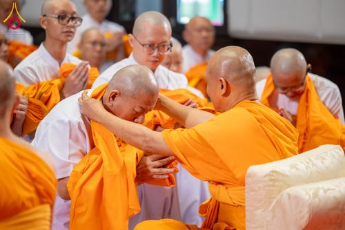 ภาพ No.286599:วันเสาร์ที่ 12 กรกฏาคม พ.ศ.2568 พิธีบรรพชาอุปสมบท  โครงการบรรพชาอุปสมบทหมู่ ธรรมทายาทนานาชาติ(ภาคภาษาจีน), โครงการบรรพชาสามเณร โรงเรียนนานาชาติ รุ่นที 14