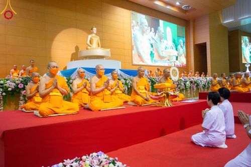 ภาพ No.92370:พิธีทอดกฐินธรรมชัยเพื่อสร้างอาคาร 115 ปี คุณยายอาจารย์มหารัตนอุบาสิกาจันทร์ ขนนกยูง อาทิตย์ต้นเดือนที่ 5 พฤศจิกายน พ.ศ. 2566 ณ วัดพระธรรมกาย จ.ปทุมธานี