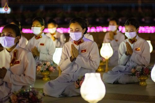 ภาพ No.81892:พิธีจุดวิสาขประทีปและเวียนประทักษิณ เนื่องในวันวิสาขบูชา วันเสาร์ที่ 3 มิถุนายน 2566 ณ ลานธรรมพระมหาธรรมกายเจดีย์ วัดพระธรรมกาย จ.ปทุมธานี