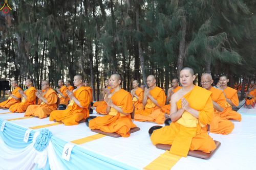 ภาพ No.289288:วันที่ 7 มกราคม พ.ศ. 2569 พิธีตักบาตรพระธรรมยาตรา ณ อนุสรณ์สถานลำดับที่ 1 สถานที่เกิดด้วยรูปกายเนื้อ อนุสรณ์สถานมหาวิหารพระมงคลเทพมุนี (โลตัสแลนด์) อ.สองพี่น้อง จ.สุพรรณบุรี ในโครงการธรรมยาตรา กตัญญูบูชา มหาปูชนียาจารย์ พระมงคลเทพมุนี(สด จนฺทสโร) พระผู้ป