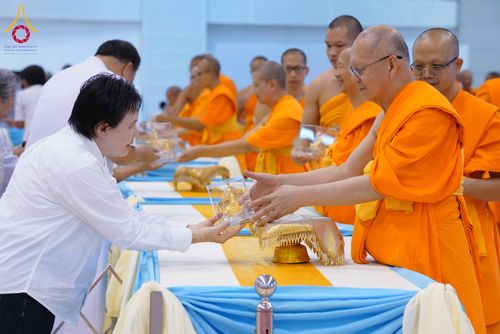 ภาพ No.338099:วันอาทิตย์ต้นเดือน 5 กรกฎาคม พ.ศ.2569 สัมมนาพิเศษ พิธีมอบพระของขวัญ ณ ห้องแก้วสารพัด1 วัดพระธรรมกาย