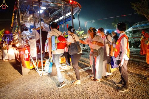 ภาพ No.73507:พิธีจุดประทีปถวายเป็นพุทธบูชา และบูชาธรรมมหาปูชนียาจารย์ ในโครงการธรรมยาตรากตัญญูบูชา มหาปูชนียาจารย์ พระมงคลเทพมุนี(สด จนฺทสโร) พระผู้ปราบมาร ปีที่ 11 ณ อนุสรณ์สถานลำดับที่ 4 สถานที่เกิดด้วยกายธรรม วัดโบสถ์ (บน) บางคูเวียง อ.บางกรวย จ.นนทบุรี วันที่ 21 