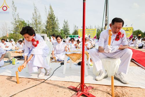 ภาพ No.327233:วันศุกร์ที่ 1 พฤษภาคม พ.ศ.2569 พิธีทอดผ้าป่า โปรยรัตนชาติ ตอกเสาเข็มมงคลต้นแรก สถาปนา “องค์พระเจดีย์เพื่อสร้างสันติภาพโลก” (แห่งแรกของภาคอีสาน) ณ ธุดงคสถานอำนาจเจริญ  อ.เมือง จ.อำนาจเจริญ