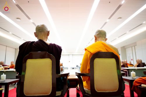 ภาพ No.325589:วันที่ 24 เมษายน พ.ศ.2569 หลวงพ่อทัตตชีโว รองเจ้าอาวาสวัดพระธรรมกาย ถวายการต้อนรับและปฏิสันถารคณะสงฆ์เมียนมาร์