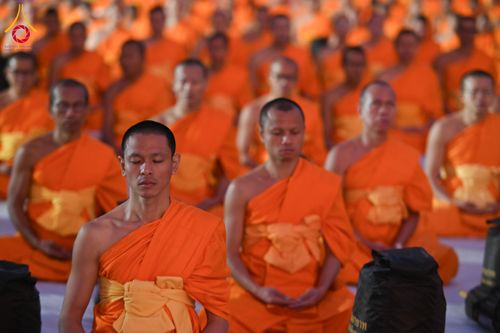 ภาพ No.294573:วันอาทิตย์ที่ 14 ธันวาคม พ.ศ.2568 พระธรรมยาตราปฏิบัติธรรมและถ่ายภาพหมู่ประวัติศาสตร์ ณ วัดสองพี่น้อง ต.ต้นตาล อ.สองพี่น้อง จ.สุพรรณบุรี ในโครงการธรรมยาตรา กตัญญูบูชา มหาปูชนียาจารย์ พระมงคลเทพมุนี(สด จนฺทสโร) พระผู้ปราบมาร อนุสรณ์สถาน 7 แห่ง ปีที่ 14