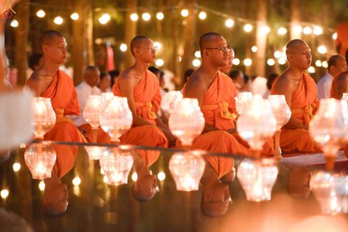 ภาพ No.290186:วันที่ 6 มกราคม พ.ศ. 2569 พิธีจุดประทีปถวายเป็นพุทธบูชา และบูชาธรรมมหาปูชนียาจารย์ (ภาพชุดที่ 2) ณ อนุสรณ์สถานมหาวิหารพระมงคลเทพมุนี (โลตัสแลนด์) อ.สองพี่น้อง จ.สุพรรณบุรี ในโครงการธรรมยาตรา กตัญญูบูชา มหาปูชนียาจารย์ พระมงคลเทพมุนี(สด จนฺทสโร) พระผู้ปรา