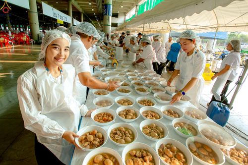 ภาพ No.325701:วันที่ 22 เมษายน พ.ศ.2569(วันคุ้มครองโลก) งานถวายมหาสังฆทาน 40,000 กว่าวัดทั่วประเทศ เจ้าหน้าที่ สาธุชน ร่วมใจจัดเตรียมภัตตาหารเพล (ชุด 2)