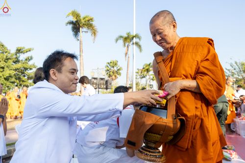 ภาพ No.282704:วันเสาร์ที่ 20 ธันวาคม พ.ศ.2568 พิธีตักบาตรพระ 10,000 รูป (ชุด 2) เนื่องในโอกาส 194 ปี จังหวัดกาญจนบุรี และอุทิศส่วนกุศลให้แด่บรรพชนทั้งหลาย บริเวณถนนสองแคว (Skywalk) เมืองกาญจนบุรี