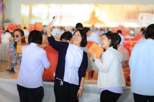 ภาพ No.322007:วันที่ 12 -13 เมษายน พ.ศ.2569 การเตรียมกล่องไทยธรรม + การขนย้ายเก้าอี้ เพื่องานถวายมหาสังฆทาน 40,000 กว่าวัดทั่วประเทศ วันคุ้มครองโลก 22 เมษายน พ.ศ.2569 วัดพระธรรมกาย