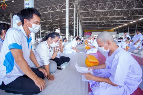 ภาพ No.79373:พิธีขอขมา มอบบาตรและผ้าไตร ในโครงการบรรพชาสามเณรฟื้นฟูพระพุทธศาสนาทั่วไทย โครงการอบรมยุวธรรมทายาท มัชฌิมธรรมทายาท และธรรมทายาทรุ่นอุดมศึกษา ณ สภาธรรมกายสากล วัดพระธรรมกาย วันเสาร์ที่ 1 เมษายน พ.ศ. 2566