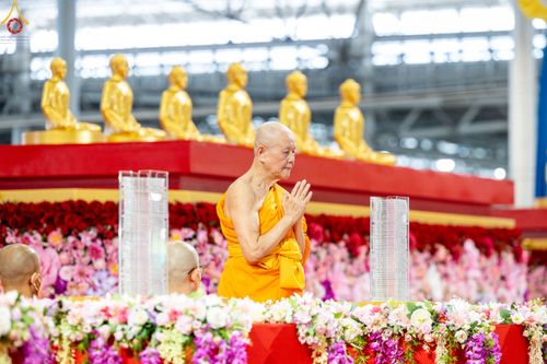 ภาพ No.79024:พิธีวางแผ่นจารึกชื่อ และพิธีวางพวงมาลัยสักการะพระบรมพุทธเจ้า ณ สภาธรรมกายสากล วัดพระธรรมกาย วันที่ 2 เมษายน พ.ศ. 2566