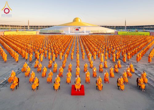 ภาพ No.285231:วันจันทร์ที่ 15 ธันวาคม พ.ศ.2568  บันทึกภาพหมู่ประวัติศาสตร์ โครงการบรรพชาอุปสมบทหมู่  รุ่นบูชาธรรมมหาปูชนียาจารย์ ประจำปี 2568 ณ ลานธรรมมหาธรรมกายเจดีย์ วัดพระธรรมกาย