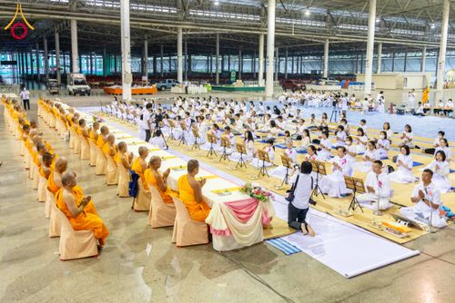 ภาพ No.303528:วันที่ 27 มกราคม พ.ศ. 2569 พิธีถวายภัตตาหารเป็นสังฆทาน แด่พระธรรมยาตรา ณ วัดพระธรรมกาย  จังหวัดปทุมธานี ในโครงการธรรมยาตรา กตัญญูบูชา มหาปูชนียาจารย์ พระมงคลเทพมุนี(สด จนฺทสโร) พระผู้ปราบมาร อนุสรณ์สถาน 7 แห่ง ปีที่ 14