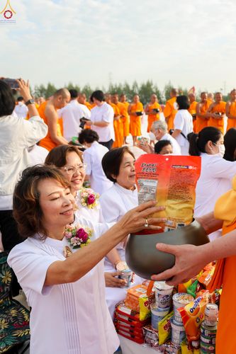 ภาพ No.302731:วันที่ 24 มกราคม พ.ศ. 2569 พิธีตักบาตรพระธรรมยาตรา(ภาพชุดที่ 2) ณ อนุสรณ์สถานลำดับที่ 5 สถานที่เผยแผ่วิชชาธรรมกายครั้งแรก อนุสรณ์สถานบางปลา วัดบางปลา อำเภอบางเลน จังหวัดนครปฐม ในโครงการธรรมยาตรา กตัญญูบูชา มหาปูชนียาจารย์ พระมงคลเทพมุนี(สด จนฺทสโร) พระผู