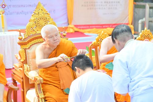 ภาพ No.280792:วันที่ 27 ธันวาคม พ.ศ. 2568  พิธีปลงผมนาคธรรมทายาท โครงการอุปสมบทหมู่บูชาธรรม 81 ปี หลวงพ่อธัมมชโย  ณ สมาคมพุทธ เขตตงช้ง ฮ่องกง