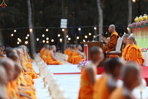 ภาพ No.290099:วันที่ 6 มกราคม พ.ศ. 2569 พิธีจุดประทีปถวายเป็นพุทธบูชา และบูชาธรรมมหาปูชนียาจารย์ (ภาพชุดที่ 2) ณ อนุสรณ์สถานมหาวิหารพระมงคลเทพมุนี (โลตัสแลนด์) อ.สองพี่น้อง จ.สุพรรณบุรี ในโครงการธรรมยาตรา กตัญญูบูชา มหาปูชนียาจารย์ พระมงคลเทพมุนี(สด จนฺทสโร) พระผู้ปรา