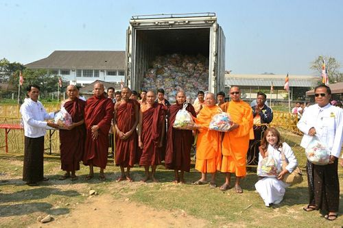 ภาพ No.15824:ประมวลภาพตักบาตรพระ 3 แผ่นดิน พระ 10,000 รูป ปีที่ 2 จ.เชียงราย