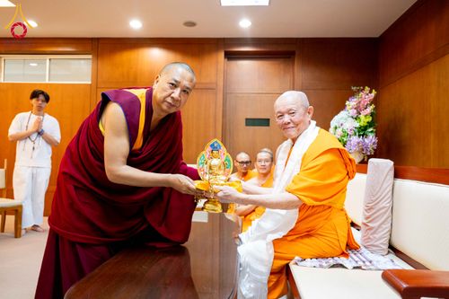 ภาพ No.317544:วันอังคารที่ 24 มีนาคม พ.ศ.2569  หลวงพ่อทัตตชีโว รองเจ้าอาวาส วัดพระธรรมกาย ต้อนรับปฏิสันถารคณะลามะจากทิเบต