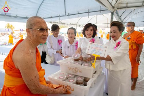 ภาพ No.289960:วันที่ 8 มกราคม พ.ศ. 2569 พิธีถวายภัตตาหารเป็นสังฆทาน แด่พระธรรมยาตรา ณ อนุสรณ์สถานคลองบางนางแท่น อ.สามพราน จ.นครปฐม ในโครงการธรรมยาตรา กตัญญูบูชา มหาปูชนียาจารย์ พระมงคลเทพมุนี(สด จนฺทสโร) พระผู้ปราบมาร อนุสรณ์สถาน 7 แห่ง ปีที่ 14