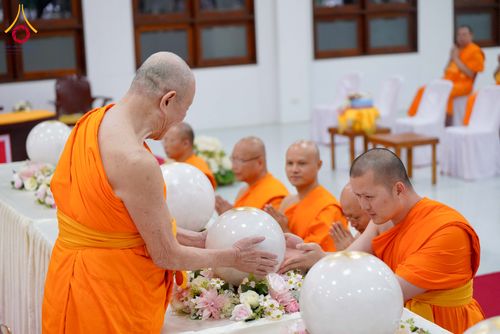 ภาพ No.294268:วันอาทิตย์ที่ 14 ธันวาคม พ.ศ.2568 พิธีเจริญพระพุทธมนต์สมโภชดวงแก้วลูกนิมิตเอก และดวงแก้วนิมิตปฏิบัติธรรม อัญเชิญประดิษฐาน  ณ วัดพระธรรมกายในประเทศสหรัฐอเมริกาและประเทศเยอรมนี 7 แห่ง ณ อาคารปลูกศรัทธา 2 วัดพระธรรมกาย